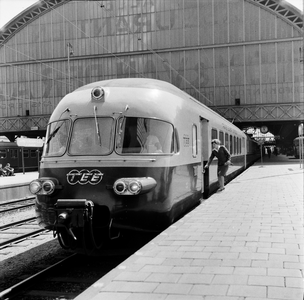 849590 Afbeelding van een electrisch RAe TEE II-treinstel (meersysteemtreinstel) van de S.B.B. langs het perron van het ...